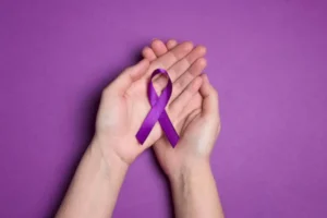 Maio roxo: mês de atenção às doenças inflamatórias intestinais