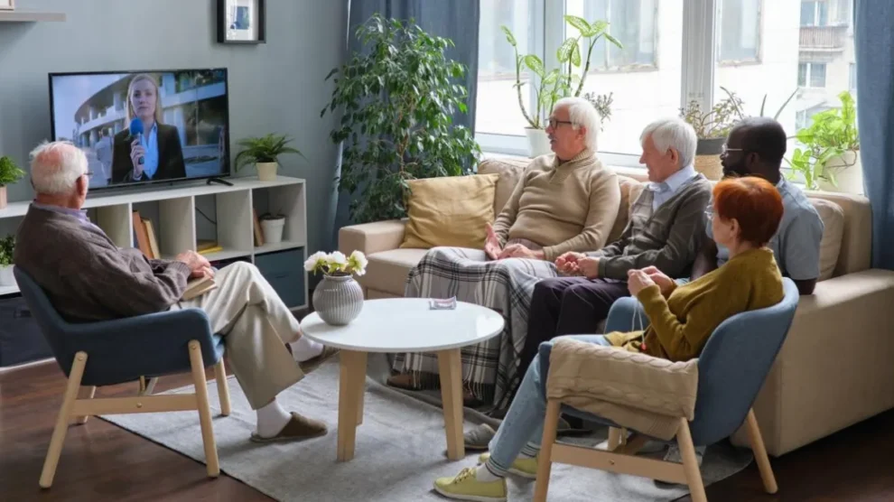 Como o excesso de TV pode prejudicar o sono dos idosos e aumentar riscos à saúde
